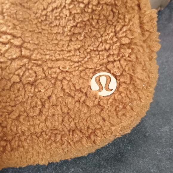 Lululemon Athletica Sherpa Belt Bag/Crossbody - Picture 2 of 5